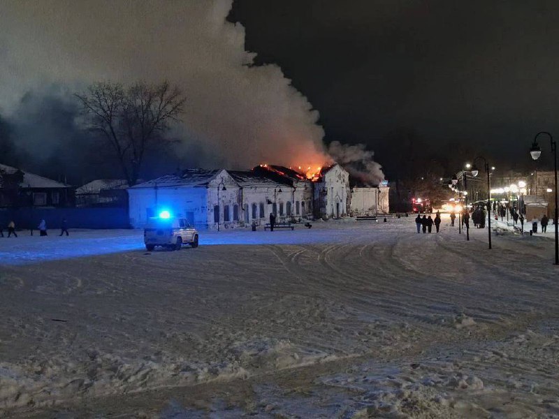 «В Козьмодемьянске загорелось нежилое здание, расположенное на улице Лихачёва. В тушении пожара задействованы 4 отделения пожарной службы, представители АО "Энергия", газовая служба и полиция. Так же используют технику ООО " Городское хозяй