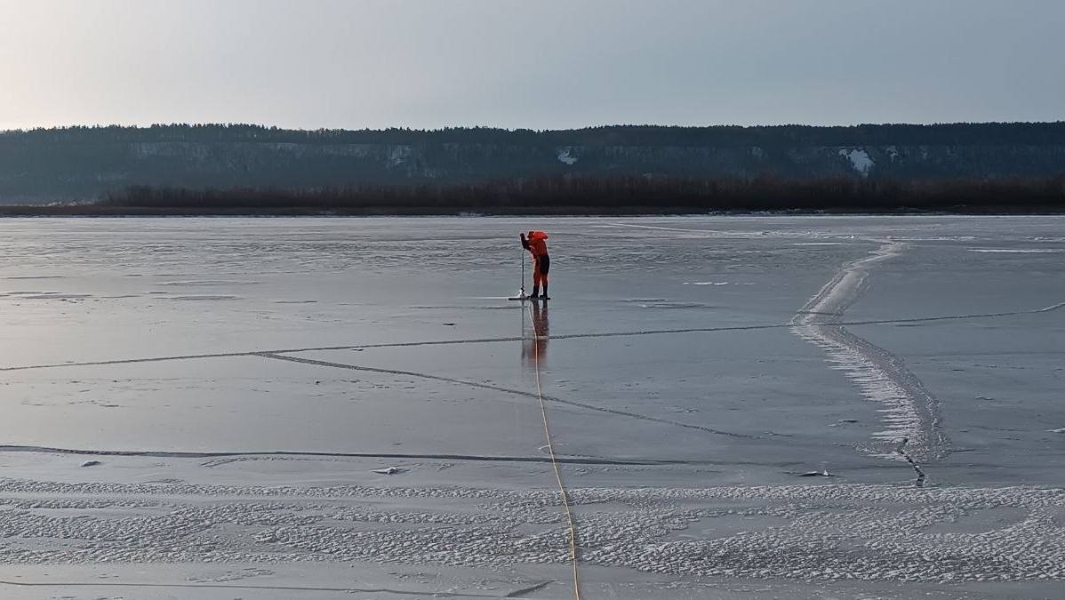 Специалисты Марийской аварийно-спасательной службы провели первые замеры льда на водоемах Марий Эл.