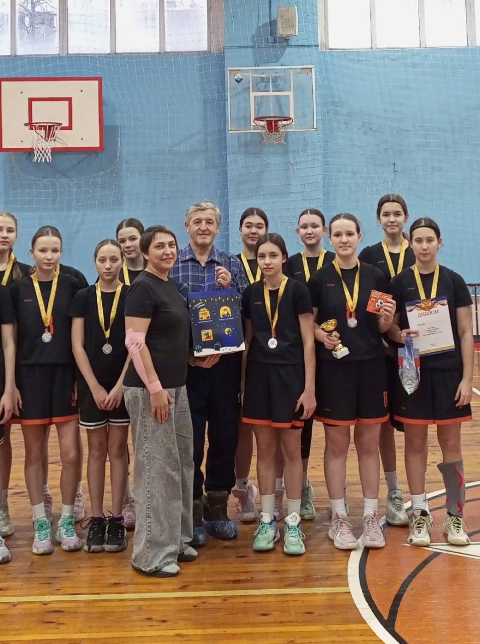 Товарищескую встречу провели баскетболистки из Марий Эл и Чувашии. Предновогодний мини-турнир среди юниорок (до 18 лет), посвященный также Международному дню баскетбола, прошёл в Чебоксарах.