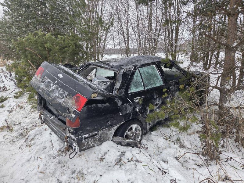 22 декабря в 09.20 в Горномарийском районе на 7 км автодороги «Пернянгаши — Сиухино — Троицкий Посад» 53-летний водитель, управляя автомашиной Chery, по предварительным данным, не выбрал безопасную скорость движения, не справился с управлением и совершил 