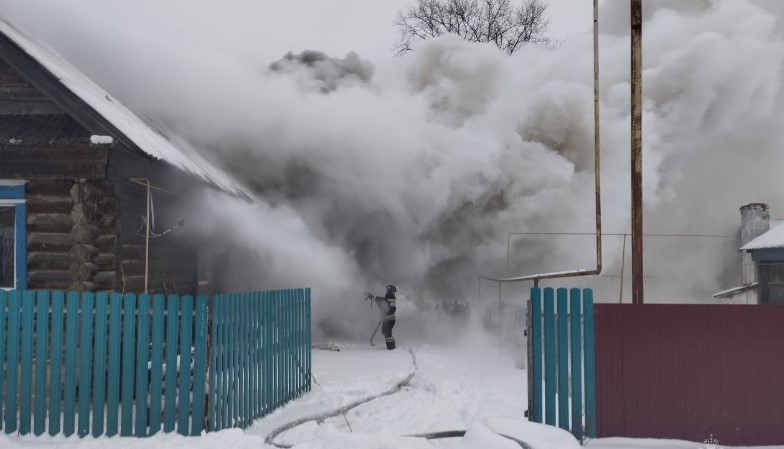 Замкнувшая электропроводка уничтожила жилой дом в Морках