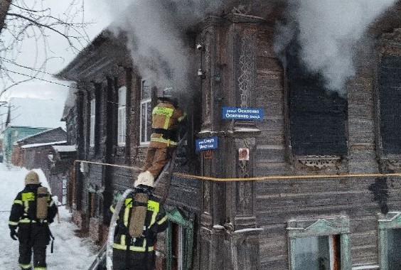 В Козьмодемьянске пожарные помогли мужчине выбраться из горящей квартиры