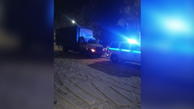 В Горномарийском районе инспекторы ГИБДД помогли застрявшему на тёмной трассе водителю грузовика