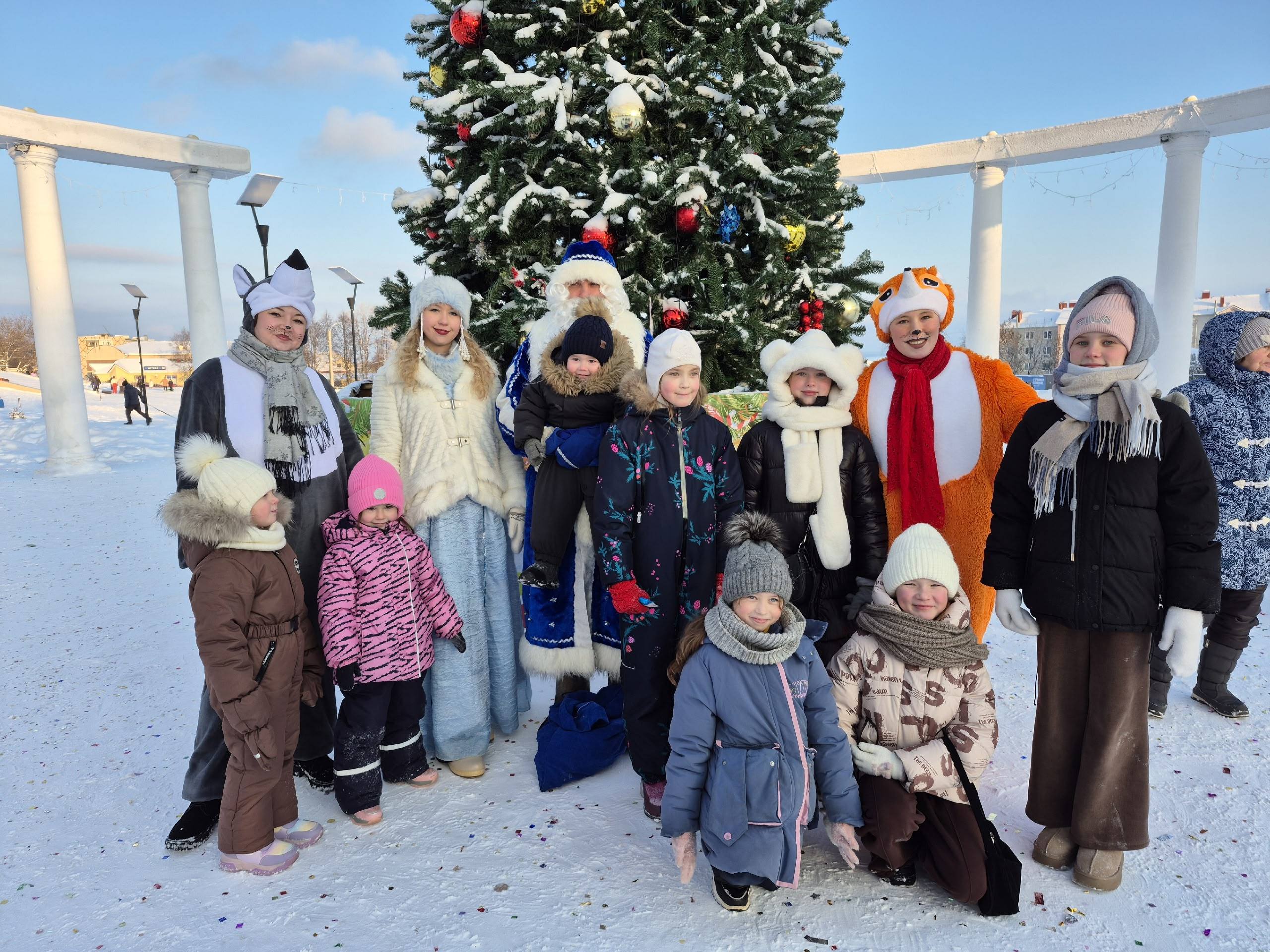 1 января в техносквере «Сияние» состоялся яркий семейный праздник, который стал торжественным стартом новогодних мероприятий в нашем городе. У главной елки собрались дети вместе с родителями, чтобы вместе водить хороводы, участвовать в веселых конкурсах и