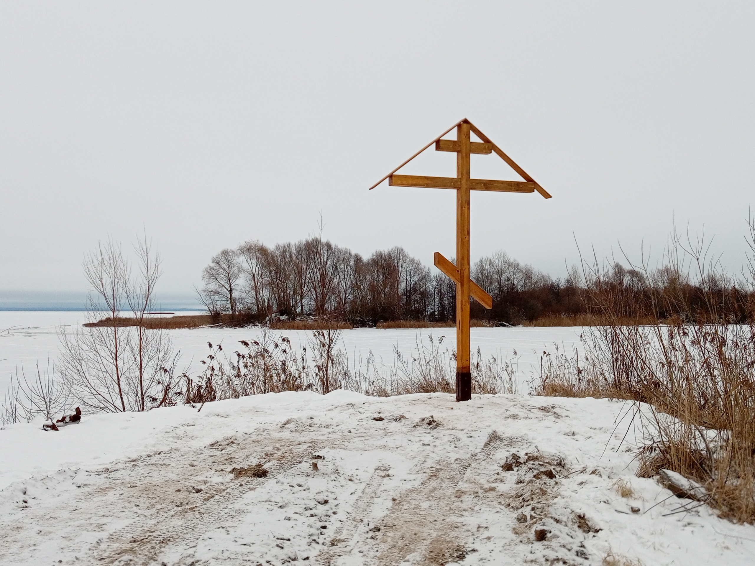 На берегу Волги в Козьмодемьянске установили поклонный крест