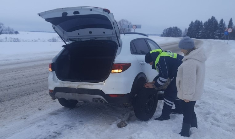 Госавтоинспекторы помогли взволнованной девушке на трассе Марий Эл заменить пробитое колесо