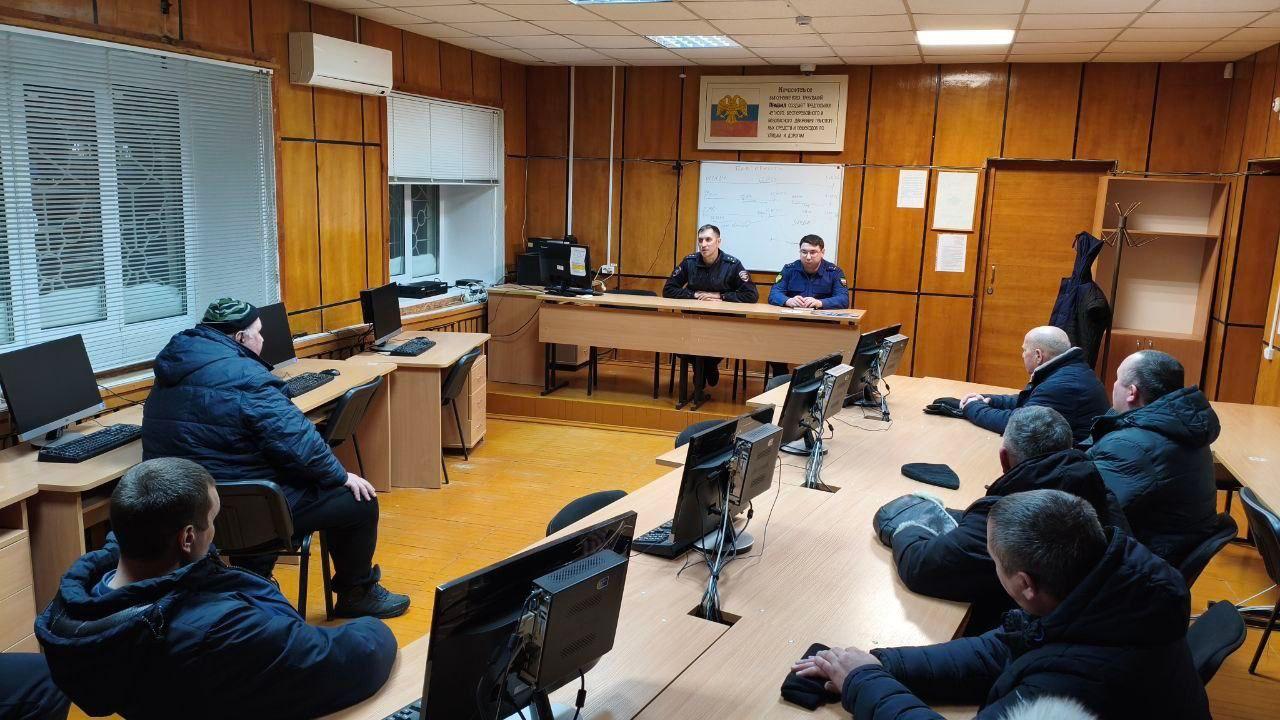 В Козьмодемьянске в рамках акции "Вместе за безопасность на дорогах" состоялась встреча автоинспекторов, пркдставителей прокуратуры и водителей общественного транспорта