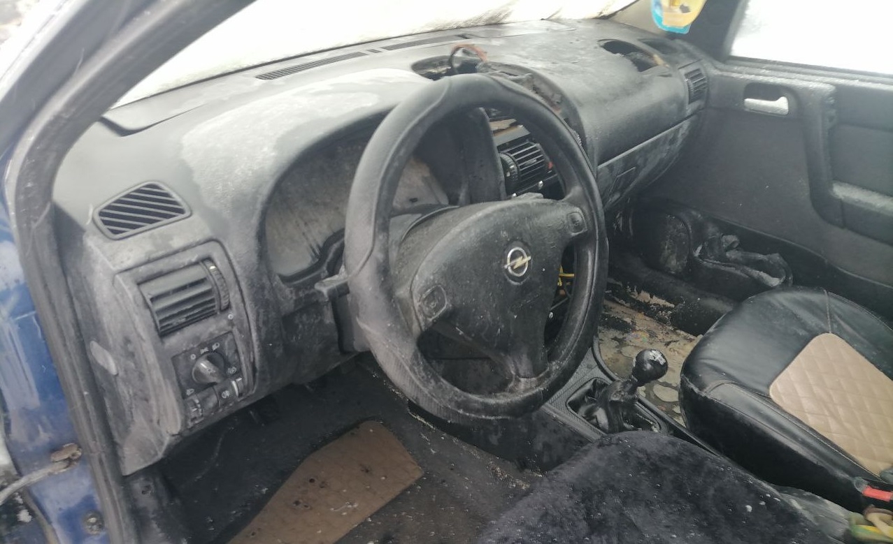 В Козьмодемьянске пожарные потушили горящую иномарку