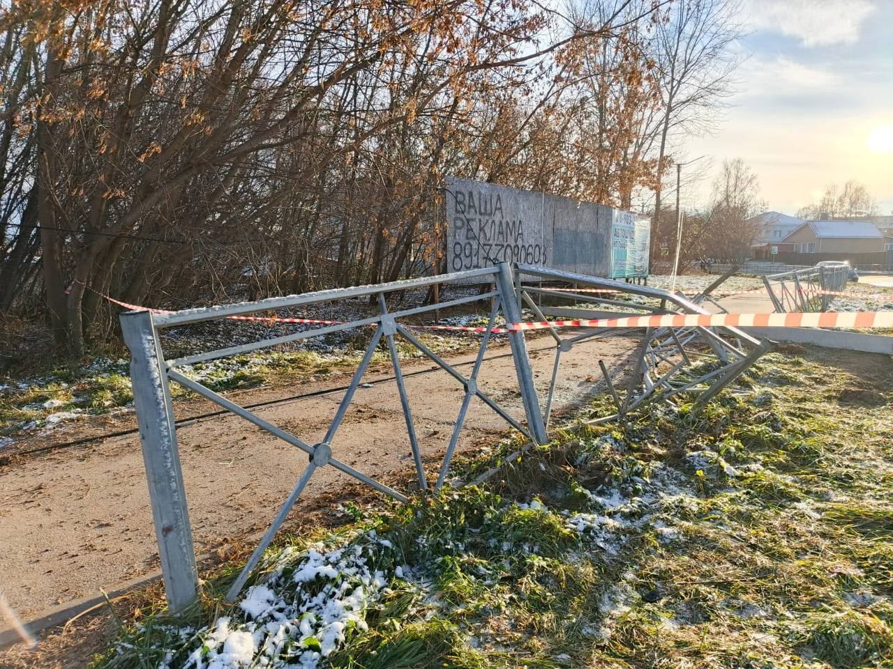 В связи с произошедшим дорожно-транспортным происшествием на транспортной кольцевой развязке в ночь с субботы на воскресенье повреждена опора уличного освещения. 