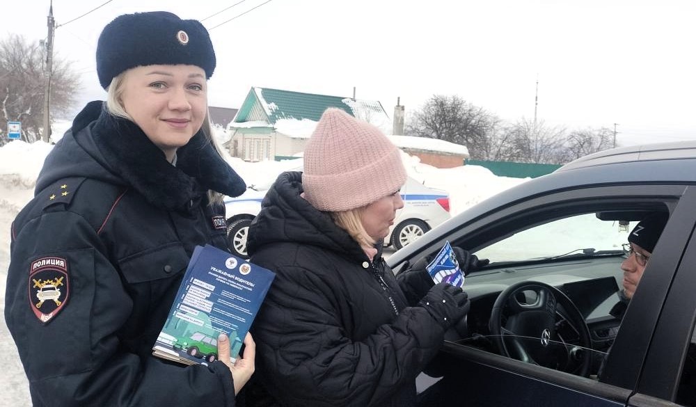 Билеты в кино, ароматизаторы и открытки дарили мужчинам-водителям сотрудница ГАИ в Марий Эл