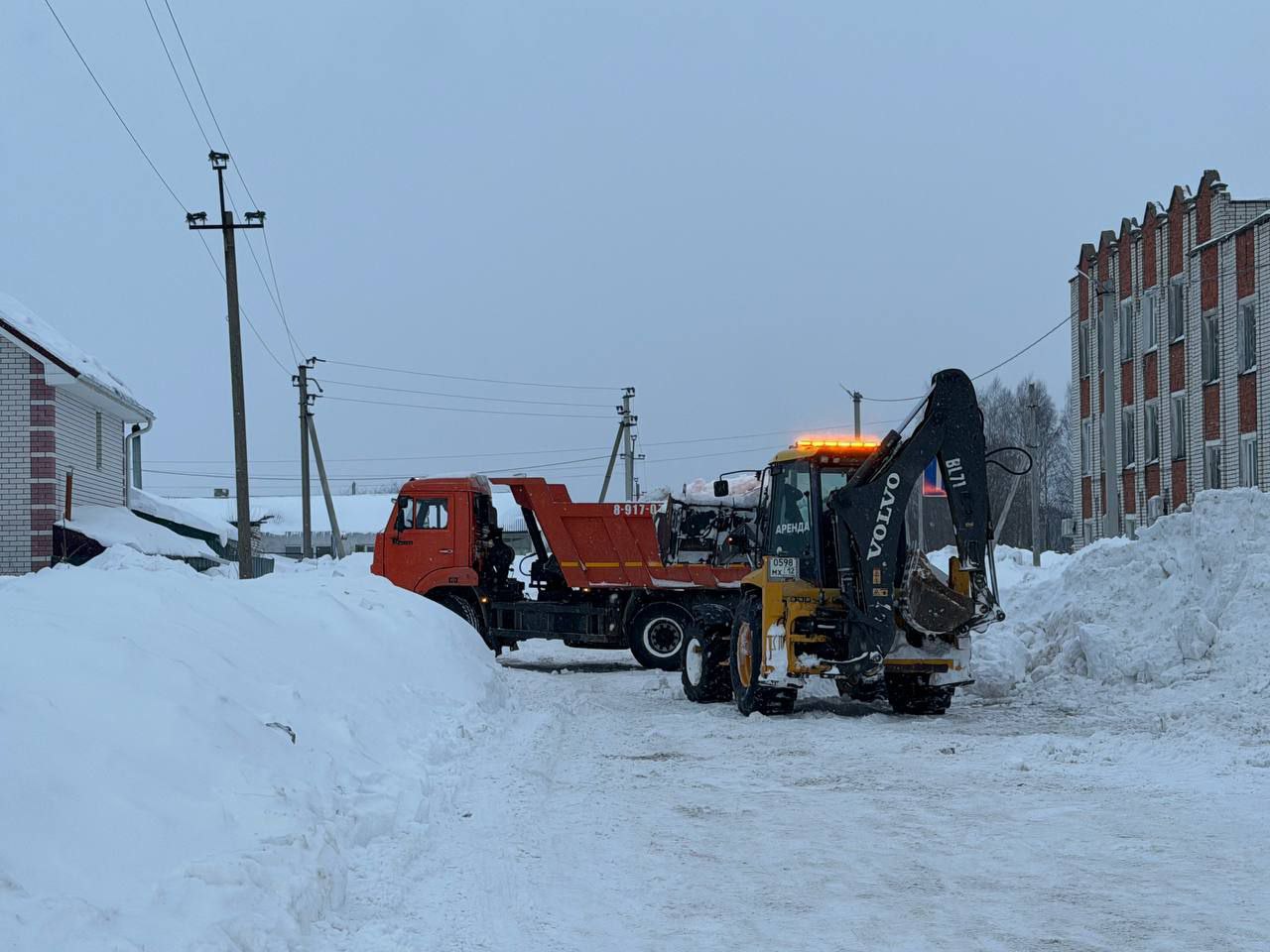 Мэр города Михаил Козлов в своем телеграм канале сообщает, что по прогнозам синоптиков, в ближайшие 24 часа наш город вновь накроет снегопад. Несмотря на прошедшие  выходные дни, все коммунальные службы работали и продолжают работать в усиленном режиме.