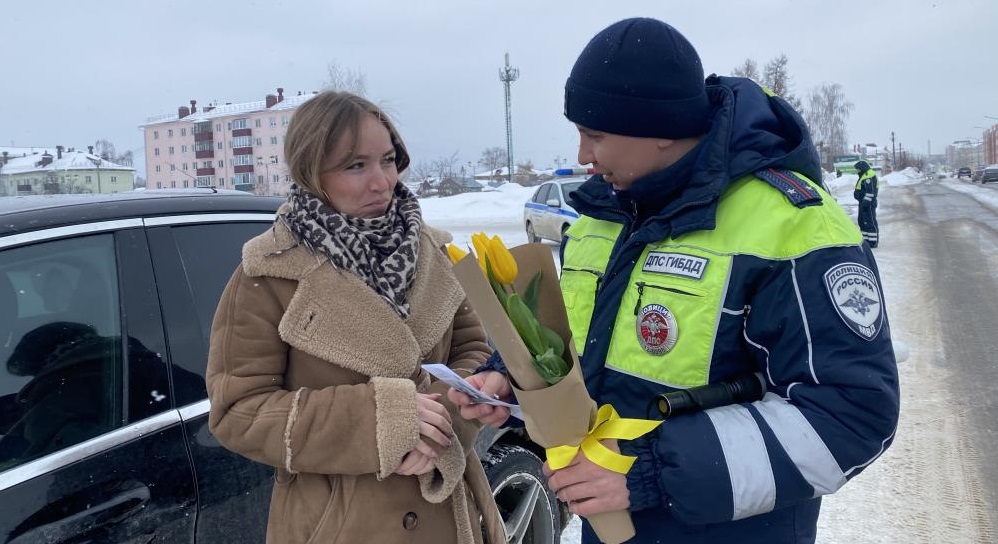 В Марий Эл женщины-водители получают поздравления с наступающим 8 Марта