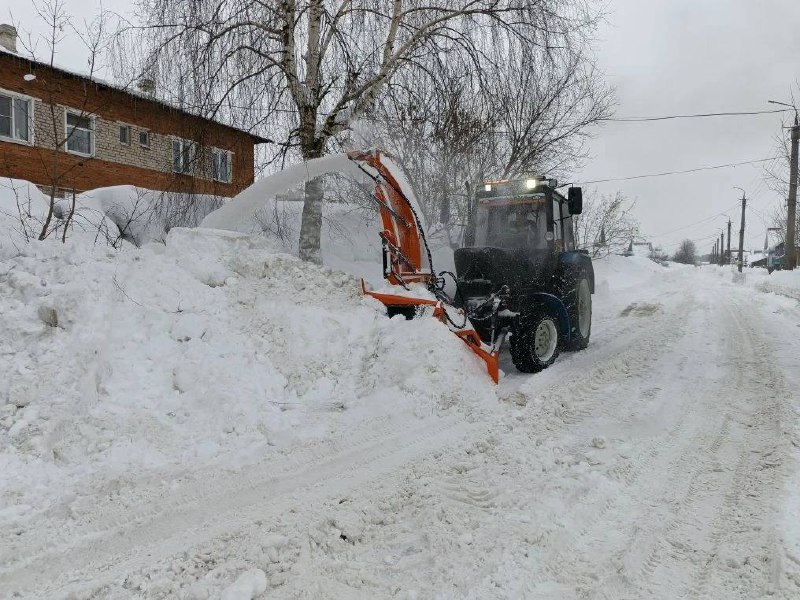 В связи с продолжающимся снегопадом, несмотря на наступление календарной весны, администрация города информирует о непрерывной работе по уборке снега с улично-дорожной сети.