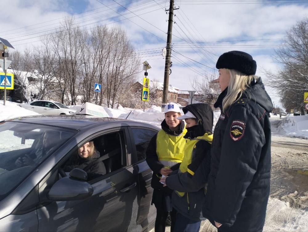 В Козьмодемьянске юные инспекторы движения поздравили женщин-водителей с Международным женским днём