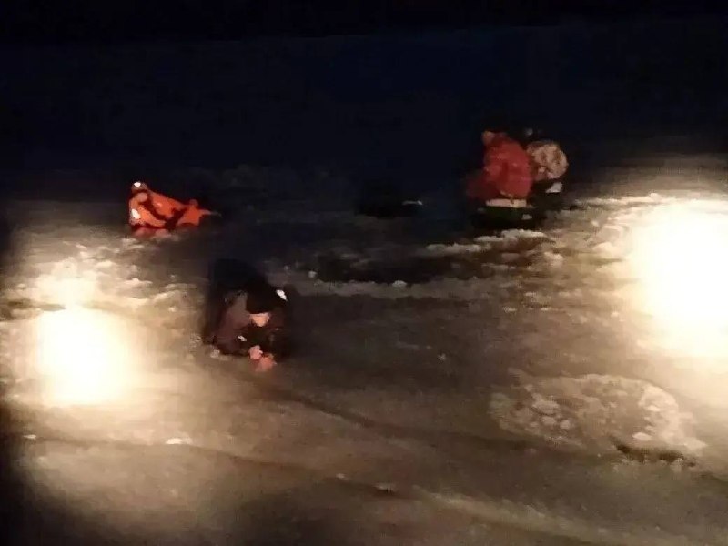 ❗ Двух мужчин и подростка спасали в минувшую субботу на Волге около села Коротни Горномарийского района