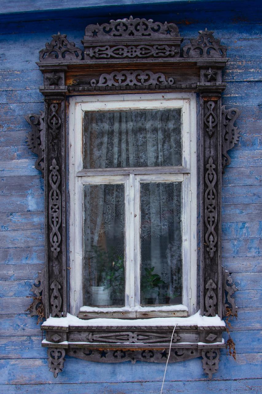 Прогуливаясь по улицам Козьмодемьянска, невозможно не заметить удивительные деревянные кружева — резные наличники на окнах.