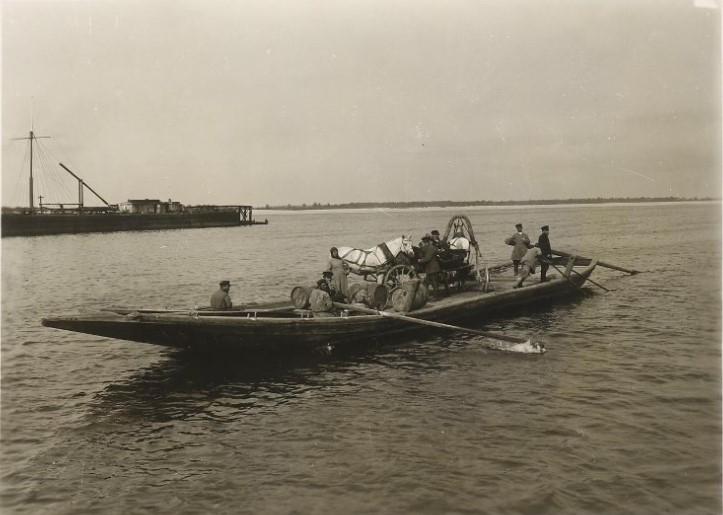 В этом году исполняется 120 лет с того момента как мещанин Матвей Матвеевич Сурьянинов "купил право держать перевоз через реку Волгу". Тогда же он купил небольшой баркас, дал ему название "Борис". Это была первая механическая паромная 