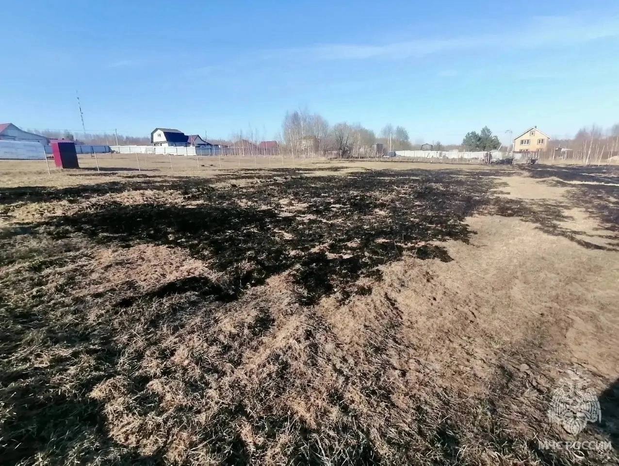 ❗Выжигание сухой травы в микрорайоне Черемушки города Козьмодемьянска едва не обернулось бедой