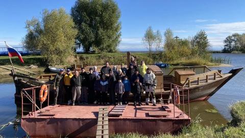 Юнги парусного клуба "Паллада" готовят свой парусник "Святой Косма" к межнавигационному периоду.