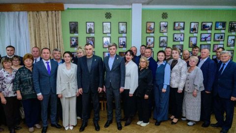 На встрече с депутатами и партийным активом отметил, что в Козьмодемьянске и Горнормарийском районе успешно реализуются инфраструктурные проекты, есть улучшения в социальной сфере. При этом многое делается в рамках проектов партии Единая Россия.
