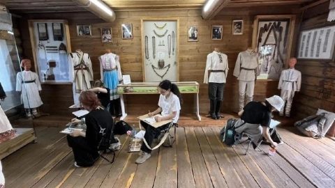 В городе Козьмодемьянске проходит Всемарийский детский пленэр — творческое событие для юных художников из разных уголков Республики Марий Эл. В этом году 57 ребят из 15 детских школ искусств собрались на живописных берегах Волги, чтобы под руководством оп