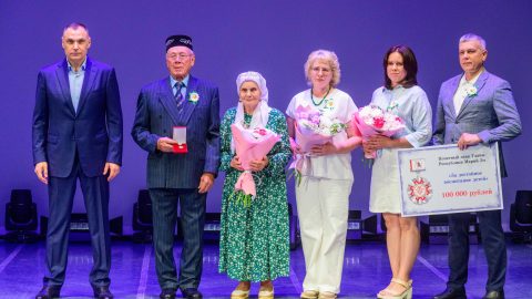 Глава Марий Эл вручил пяти семьям республики почётные знаки «За достойное воспитание детей»