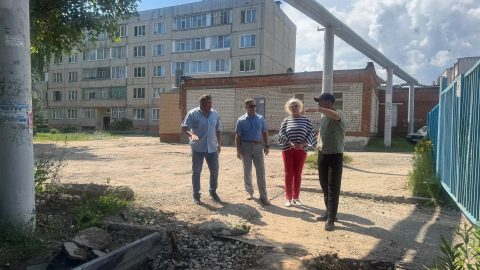 "Начался процесс благоустройства тротуара у Лицея в рамках проекта «Инициативы жителей» — в 2‑м микрорайоне реализуют проект «Школьный путь»: он сделает путь ребят к МОУ «Лицей г. Козьмодемьянска» удобнее и безопаснее. Сейчас рабочие укладывают геоте