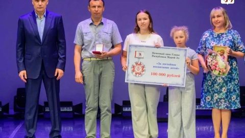 Гордость Козьмодемьянска: семья Немихиных удостоена почетного знака «За достойное воспитание детей»! 🏆👨‍👩‍👧‍👦