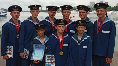 Юнги парусного клуба "Паллада" вчера, в День Военно-морского флота, приняли активное участие в празднике на Северном речном вокзале города Москвы.