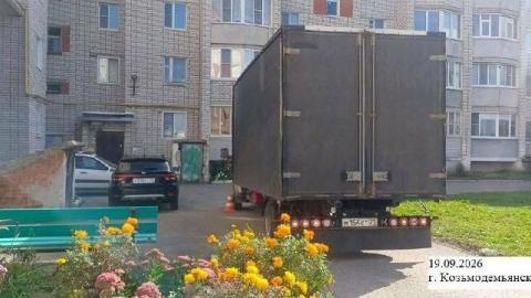 В минувшие выходные в г. Козьмодемьянске во дворе дома 18 по ул. 3 микрорайон водитель автомашины ГАЗ 3302 совершил наезд на 48-летнюю женщину. Пострадавшую доставили в больницу, назначено амбулаторное лечение. Проводится административное расследование.