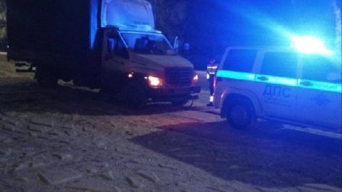 В Горномарийском районе сотрудники Госавтоинспекции оказали помощь водителю грузового автомобиля, оказавшемуся в сложной ситуации.