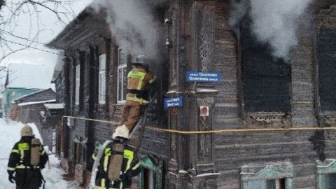 В Козьмодемьянске пожарные помогли мужчине выбраться из горящей квартиры