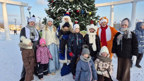 1 января в техносквере «Сияние» состоялся яркий семейный праздник, который стал торжественным стартом новогодних мероприятий в нашем городе. У главной елки собрались дети вместе с родителями, чтобы вместе водить хороводы, участвовать в веселых конкурсах и