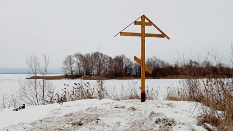 На берегу Волги в Козьмодемьянске установили поклонный крест