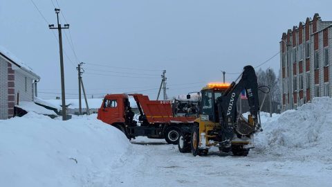 Мэр города Михаил Козлов в своем телеграм канале сообщает, что по прогнозам синоптиков, в ближайшие 24 часа наш город вновь накроет снегопад. Несмотря на прошедшие  выходные дни, все коммунальные службы работали и продолжают работать в усиленном режиме.