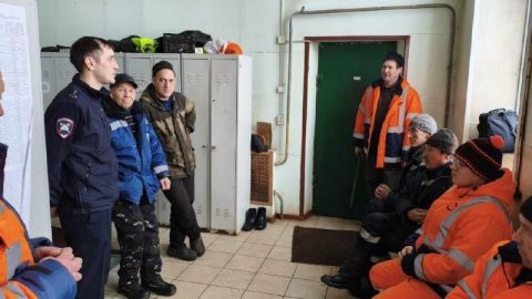 Начальник отделения Госавтоинспекции МО МВД России «Козьмодемьянский» Сергей Матюков посетил трудовые коллективы козьмодемьянских филиалов ООО «Газпром газораспределение г.Йошкар-Ола» и АО «Марий Эл Дорстрой».