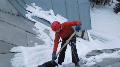 Уважаемые горожане! В связи с обильным снегопадом, образованием наледи на крышах зданий и сооружений, а также значительными перепадами наружной температуры 💼Постановлением администрации городского округа "Город Козьмодемьянск" утвержден комплекс