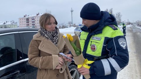 В Марий Эл женщины-водители получают поздравления с наступающим 8 Марта