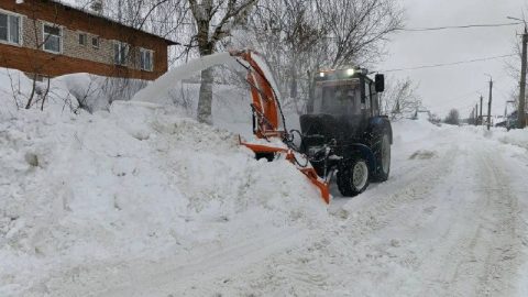 В связи с продолжающимся снегопадом, несмотря на наступление календарной весны, администрация города информирует о непрерывной работе по уборке снега с улично-дорожной сети.