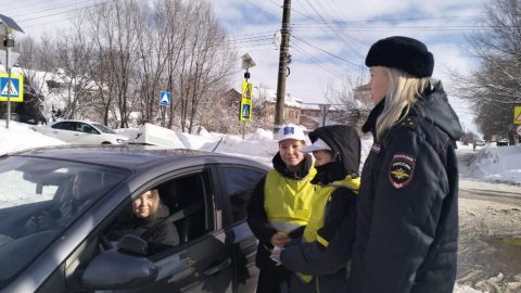 В Козьмодемьянске юные инспекторы движения поздравили женщин-водителей с Международным женским днём