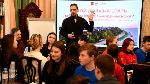В Центральной городской библиотеке состоялся проектный семинар. Обсуждали благоустройство набережной – от паромной переправы до "Красного ключа". Настоящий мозговой штурм, где 94 неравнодушных жителя объединились ради будущего нашего города!
