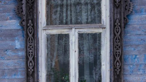 Прогуливаясь по улицам Козьмодемьянска, невозможно не заметить удивительные деревянные кружева — резные наличники на окнах.