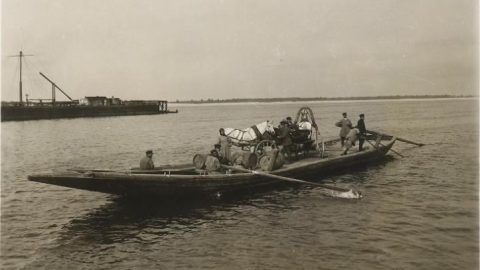 В этом году исполняется 120 лет с того момента как мещанин Матвей Матвеевич Сурьянинов "купил право держать перевоз через реку Волгу". Тогда же он купил небольшой баркас, дал ему название "Борис". Это была первая механическая паромная 