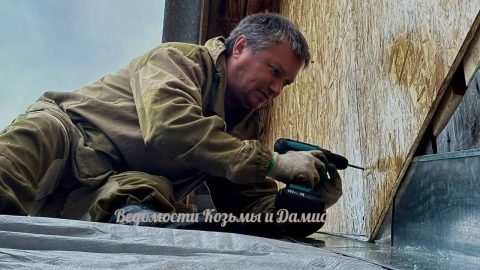 Председатель Собрания депутатов Козьмодемьянска, секретарь городского отделения партии "Единая Россия" Игорь Волков участвует в очередной уже девятнадцатой смене волонтерского лагеря "Курский рубеж".