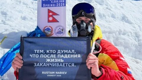 Россиянин Рустам Набиев стал первым человеком в истории, совершившим восхождение на Эверест на одних руках. Об этом уроженец Башкирии рассказал в соцсетях.